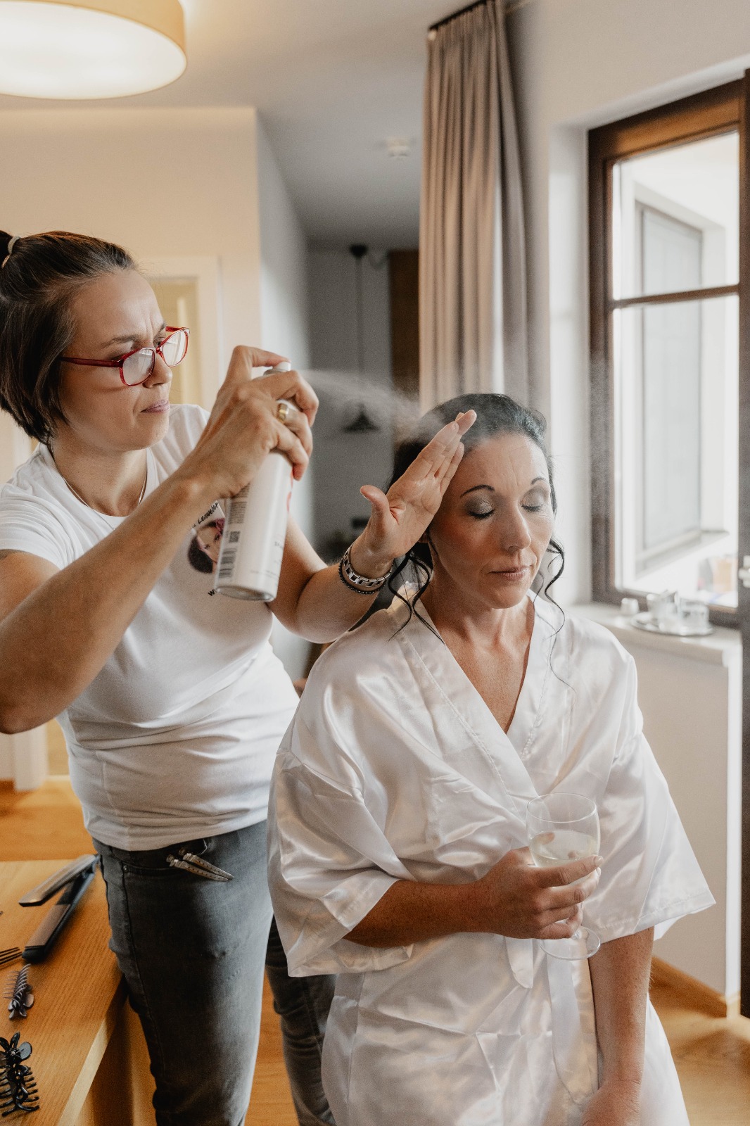 Brautstyling Ablauf Sabrina 04 – Hochzeitsfrisur wird fixiert