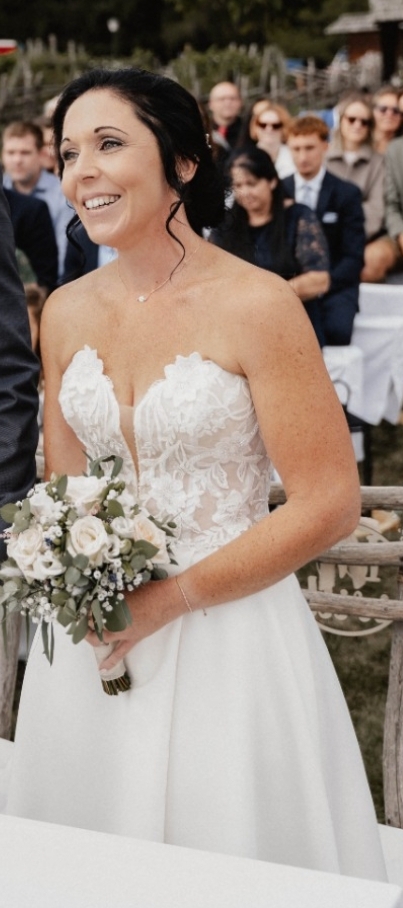 Brautstyling Ablauf Sabrina 14 – fertige Braut mit Brautstrauß